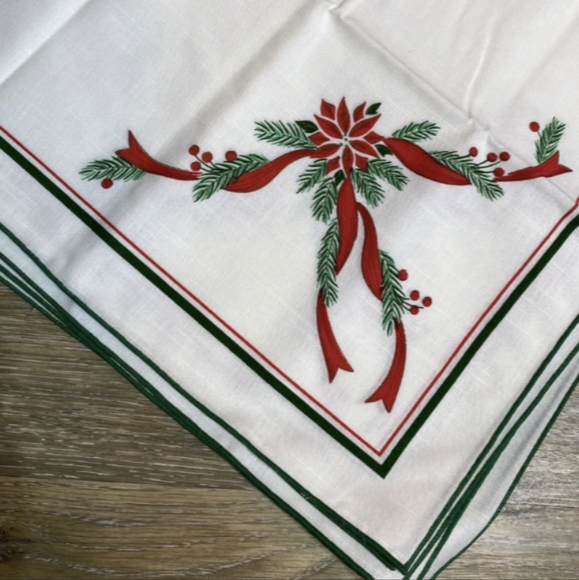 Christmas Napkins QTY 4 Pattern Green/Red Green Trim 16" X 16"  New With Tags - Picture 3 of 6
